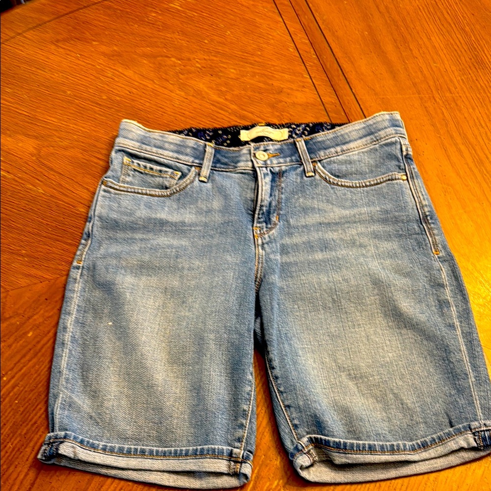 Levi’s Blue Jean Denim Bermuda Shorts Rolled Hem Light Wash size 6 9” inseam EUC